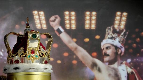 Freddie Mercurys charakteristische Krone, die er während der „Magic“-Tour trug, wird in den Auktionsräumen von Sotheby’s ausgestellt.