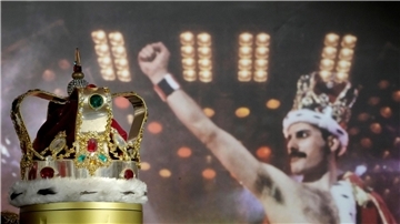 Freddie Mercurys charakteristische Krone, die er während der „Magic“-Tour trug, wird in den Auktionsräumen von Sotheby’s ausgestellt.