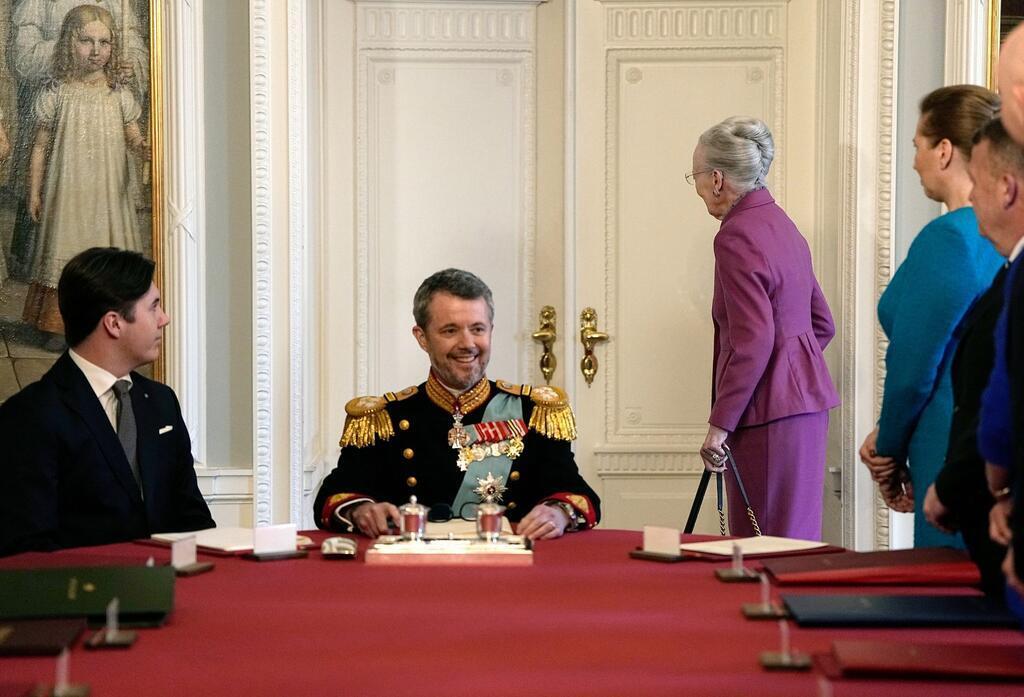 Königlicher Kuss: Frederik X. neuer König von Dänemark Frederik X. nimmt als neuer König von Dänemark am Kopf des Tisches vom Stadtrat platz, während die nun ehemalige Königin Margrethe II. die Sitzung verlässt.