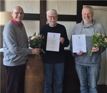 Fredy Hasch und Henry Michaelis wurden für 40-jährige Mitgliedschaft im Imkerverein Gnarrenburg mit der goldenen Ehrennadel geehrt.
