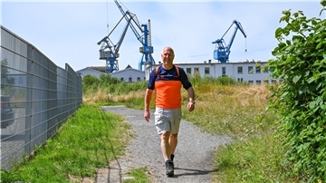 Fregattenkapitän Frank Reininghaus unterwegs auf dem "Maritimen Wanderweg".