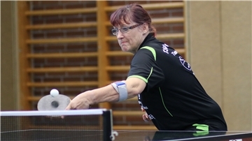 Eine Frau spielt Tischtennis.