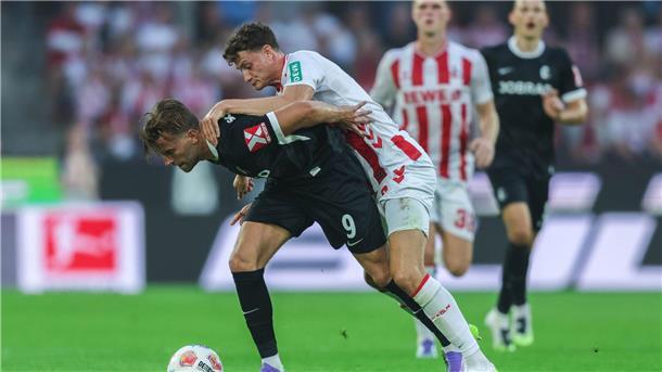 Bundesliga-Traumstart: Köln lässt Freiburg keine Chance Freiburgs Lucas Höler (l) und Kölns Eric Martel kämpfen um den Ball.
