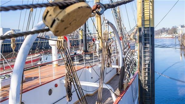 Freie Fahrt für die „Schulschiff Deutschland“: Das Segelschiff kann ohne teure Baggerarbeiten den Liegeplatz in Bremen-Vegesack in Richtung Weser verlassen. Der Überführung nach Bremerhaven steht damit nichts mehr im Weg.