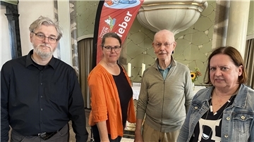Freien sich auf das Vorlesefieber: Pastor Jan-Matthias Flake (v.l.), Sängerin Regina Kruse, Vorleser Wolfram Marten und Organisatorin Frauke Tienken von der Gemeinde. 