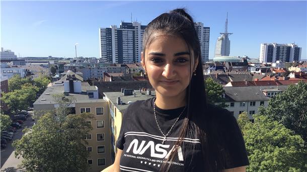 Freier Blick über die Dächer der Stadt, die ihr Zuhause geworden ist: Saveen Kassem liebt Bremerhaven über alles, sagt die 20-Jährige, die 2015 aus Syrien geflüchtet war und nun das Physikstudium in Bremen beginnt. Noch fehlt ihr dort eine Bleibe.