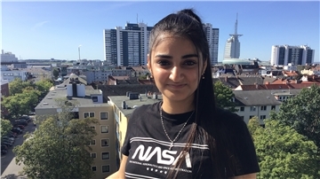 Freier Blick über die Dächer der Stadt, die ihr Zuhause geworden ist: Saveen Kassem liebt Bremerhaven über alles, sagt die 20-Jährige, die 2015 aus Syrien geflüchtet war und nun das Physikstudium in Bremen beginnt. Noch fehlt ihr dort eine Bleibe.
