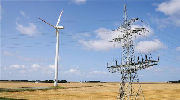 Reiche will Energiewende besser steuern und bezahlbar halten Freileitungen sind günstiger als Erdkabel.