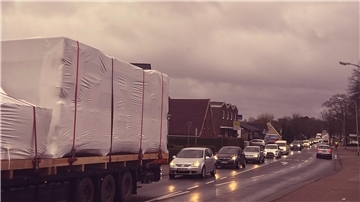 Eine Autoschlange in Altenwalde. 