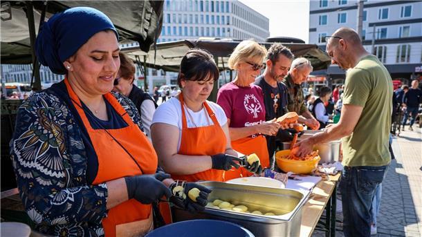 Essen vor Bremer Hauptbahnhof zubereitet Freiwillige Helfer bereiten bei der Aktion „Offenes Essen für alle“ der Bremer Suppenengel.