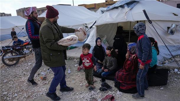 Freiwillige Helfer verteilen im syrischen Killi Brot und andere Lebensmittel an Menschen, die ihr Zuhause verloren haben.
