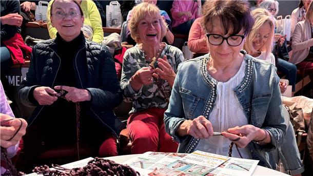 Freiwillige Helferinnen häkeln gemeinsam den Zopf. Er soll insgesamt sechs Meter lang werden. 