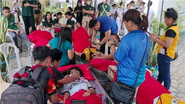 Sieben Tote nach Erdbeben auf den Philippinen Freiwillige kümmern sich um Menschen, die von dem Erdbeben betroffen sind, das General Santos City im Süden der Philippinen erschüttert hat.