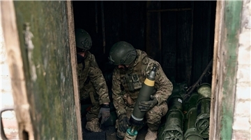Freiwillige Soldaten bereiten sich auf das Feuer auf russische Stellungen vor.