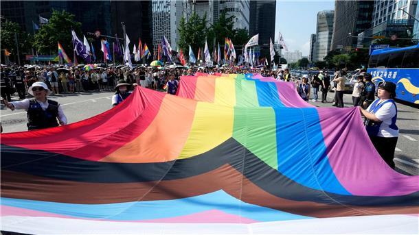 Tausende bei Queer-Parade in Seoul Freiwillige tragen eine riesige Regenbogenfahne bei der Pride-Parade in Seoul.