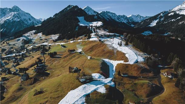 Freizeitsportler fahren Ende Dezember 2022 auf einer Kunstschneepiste Schnee.
