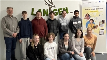 Eine Gruppe hat sich zum Foto aufgestellt