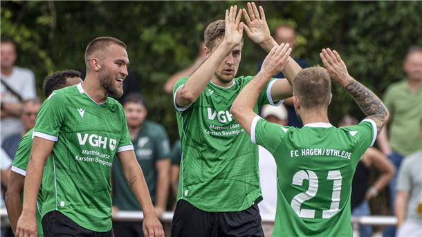 Freude bei Hagens Kickern über den nächsten Streich (von links): Julian Deppe, Finn-Niklas Klaus und Marcel Meyer. 