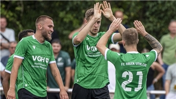 Freude bei Hagens Kickern über den nächsten Streich (von links): Julian Deppe, Finn-Niklas Klaus und Marcel Meyer. 