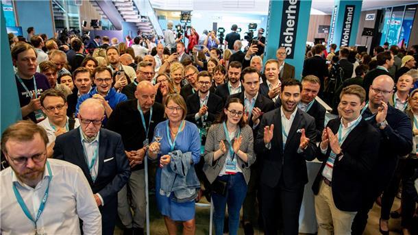 Union siegt bei Europawahl - AfD im Osten auf Platz eins Freude bei Teilnehmern der CDU-Wahlparty im Konrad-Adenauer-Haus in Berlin.