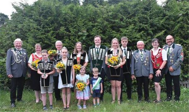 Freude über das neue Königshaus des Schützenvereins Fahrendorf und bei den neu proklamierten Majestäten. 