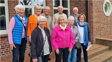 Freude über das Wiedersehen: Vordere Reihe von links: Marlene Grotheer (Scheland), Ilse Schulz (Riggers), Karin Bredehöft (Meyer), Hildegard Teetz (Deppe). Hintere Reihe: Marianne Horlboge (Grotheer), Hannelore Hessing (Ringen), Günter Striepe, Günther Kück, Hermann Teetz.