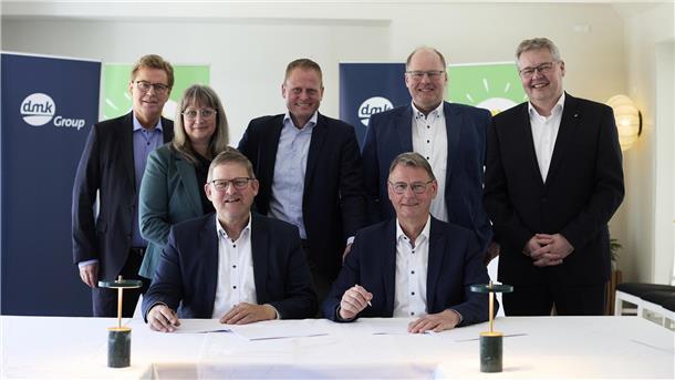 Freude über die Fusionsabsicht: Jan Toft Nørgaard (sitzend von links); Aufsichtsratsvorsitzender Arla Foods, Heinz Korte; Aufsichtsratsvorsitzender DMK Group. Stehend von links: Peder Tuborgh CEO Arla Foods, Inger-Lise Sjöström; stellv. Aufsichtsratsvorsitzende Arla Foods, Guus Mensink; Vorstandsvorsitzender DOC Kaas, Thomas Stürtz; Vorstandsvorsitzender DMK Group, Ingo Müller CEO DMK Group.