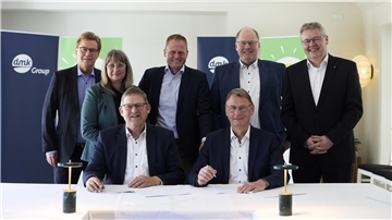 Freude über die Fusionsabsicht: Jan Toft Nørgaard (sitzend von links); Aufsichtsratsvorsitzender Arla Foods, Heinz Korte; Aufsichtsratsvorsitzender DMK Group. Stehend von links: Peder Tuborgh CEO Arla Foods, Inger-Lise Sjöström; stellv. Aufsichtsratsvorsitzende Arla Foods, Guus Mensink; Vorstandsvorsitzender DOC Kaas, Thomas Stürtz; Vorstandsvorsitzender DMK Group, Ingo Müller CEO DMK Group.
