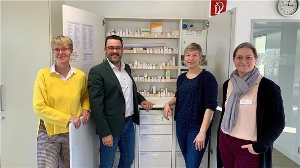 Mehrere Personen stehen vor einem geöffneten Apotheker-Schrank. Das Helios Bildungszentrum bleibt eine zentrale Ausbildungsstätte für medizinische Notfallversorgung in der Schifffahrt.