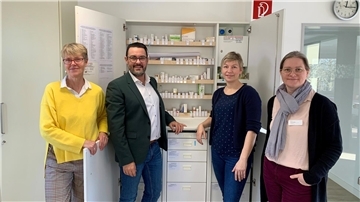 Mehrere Personen stehen vor einem geöffneten Apotheker-Schrank. Das Helios Bildungszentrum bleibt eine zentrale Ausbildungsstätte für medizinische Notfallversorgung in der Schifffahrt.