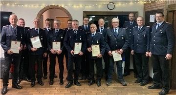 Freude über Ehrungen und Beförderungen (von links): Johann Pape, Jesko Becker, Klaus Dittmer, Heiko Pape, Henry Schröder, Bernd Meyer, Hermann Peper, Florian Pape, Manfred Müller, Detlef Müller, Herbert Tamke, Stefan Meier (stellvertretender Gemeindebrandmeister), Jörg Suske (Abschnittsleiter) sowie Ortbrandmeister Detlev Pape.
