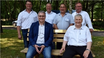 Freude über neue Bank: Landrat Marco Prietz und Hans-Heinrich Ehlen (vorne von links) sowie Bürgermeister Stefan Behrens, Samtgemeindebürgermeister Jörn Keller, Vereinsvorsitzender Friedhelm Gahlau, Vereinsmitglied Jürgen Otten.