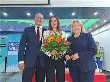 Freude und Erleichterung nach der Wahl: Vanessa Kim Zobel wird von den CDU-Kreisvorsitzenden Marco Mohrmann (Rotenburg) und Melanie Reinecke (Stade) in die Mitte genommen. Die Mehedorferin geht für die CDU im Wahlkreis Stade I/Rotenburg II als Direktkandidatin in den Bundestagswahlkampf 2025. 