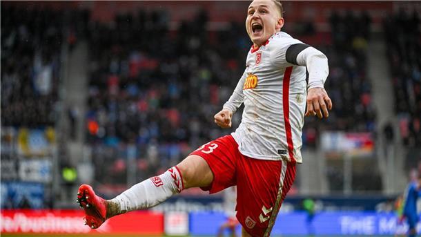 Böse Überraschung für Darmstadt - 1:2 in Regensburg Freudensprung: Kai Pröger trifft für Jahn Regensburg.