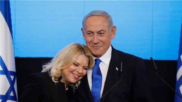 Klarer Sieg für Netanjahu bei Parlamentswahl in Israel Freudestrahlend: Benjamin Netanjahu mit seiner Frau Sara Netanjahu.