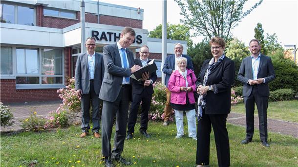 Freuen sich auf das erste „Regionale Versorgungszentrum“ in Nordholz oder Dorum (von links): Finanzdezernent Friedhelm Ottens (SPD), Landrat Kai-Uwe Bielefeld (parteilos), der CDU-Landtagsabgeordnete Lasse Weritz, der DRK-Kreisgeschäftsführer Henning Dageförde, die Kreis-Sozialausschuss-Vorsitzende Annette Faße (SPD), Regionalministerin Birgit Honé (SPD) und Gemeindebürgermeister Marcus Itjen (parteilos).