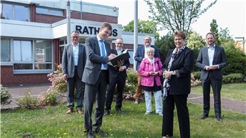 Freuen sich auf das erste „Regionale Versorgungszentrum“ in Nordholz oder Dorum (von links): Finanzdezernent Friedhelm Ottens (SPD), Landrat Kai-Uwe Bielefeld (parteilos), der CDU-Landtagsabgeordnete Lasse Weritz, der DRK-Kreisgeschäftsführer Henning Dageförde, die Kreis-Sozialausschuss-Vorsitzende Annette Faße (SPD), Regionalministerin Birgit Honé (SPD) und Gemeindebürgermeister Marcus Itjen (parteilos).