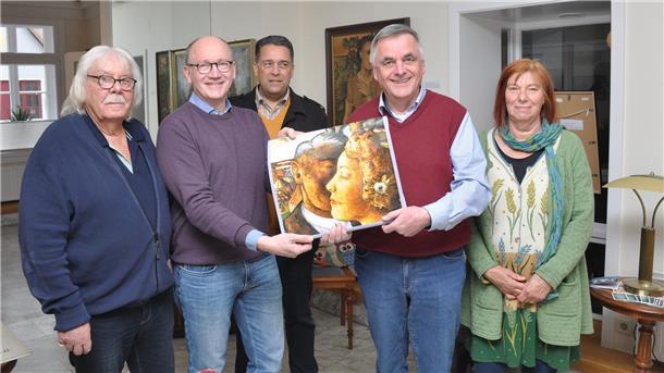 Freuen sich auf den anekdotenreichen Abend unter dem Motto „Kneipenbummel mit Otto Tetjus Tügel": Hein Meyer (von links), Prof. Dr. Thomas Kück, Claus Pape und Marianne Gerth-Meyer. Was auf dem Foto eines Gemäldes zu erkennen ist, das Kück und Thoden in Händen halten, gehört zu den vielen spannenden Geschichten, die beide Tügel-Kenner am 9. Mai erzählen wollen.
