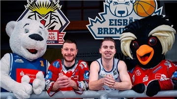 Freuen sich auf den Bremerhavener Sportsonntag (von links): Eisbären-Maskottchen Dunky, Pinguins-Kapitän Jan Urbas, Eisbären-Rekordspieler Adrian Breitlauch und Pinguins-Maskottchen Kralli.