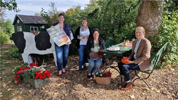 Freuen sich auf den Herbstmarkt in der Braker Fußgängerzone, der nach einer Pause sicherlich wieder viele Besucherinnen und Besucher anlocken wird (von links): Andrea Vogt und Meike Eden vom Kreislandvolkverband Wesermarsch sowie Urte Syassen und Ute Cornelius vom Kreislandfrauenverband.