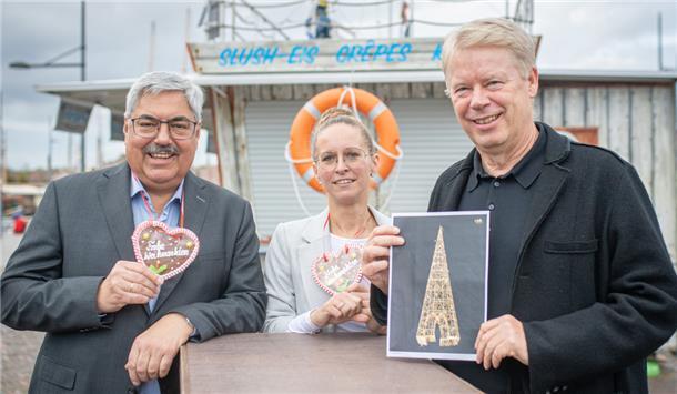 Menschen schlendern durch die Innenstadt.