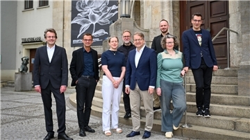 Freuen sich auf die Besucher: Das Stadttheater stellt den Spielplan für 2024/25 vor.