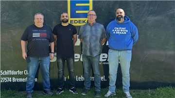 Freuen sich auf die Landesliga-Saison mit TuSpo Surheide (von links): Egon Cordes, Ali Moussa, Thomas Zielinski und Abbas Moussa.