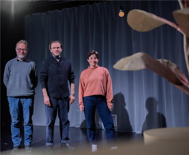 Freuen sich auf die Uraufführung am Sonnabend: Dramaturg Peter Hilton Fliegel, Regisseur Tim Egloff und Luisa Wandschneider, zuständig für Bühnenbild und Kostüme.