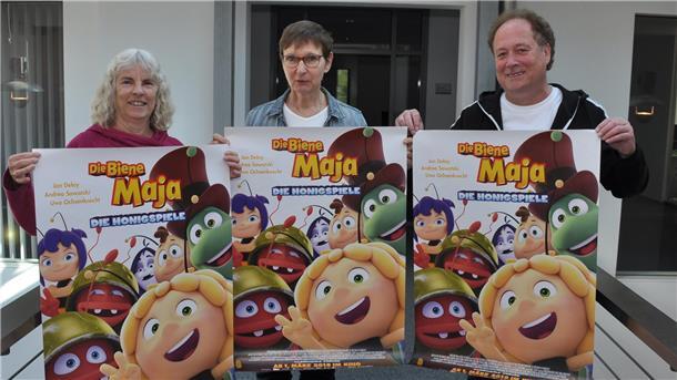 Freuen sich auf ein Kooperationsprojekt - „Kinder-Kino“ in Bremervörde. Hansi Luettke (von rechts), stellvertretender Vorsitzender des Kultur- und Heimatkreises, sowie Marlies Wellbrock und Petra Fischer vom Kinderschutzbund Bremervörde zeigen zum Auftakt den Biene-Maja-Film „Die Honigspiele“.