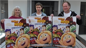 Freuen sich auf ein Kooperationsprojekt - „Kinder-Kino“ in Bremervörde. Hansi Luettke (von rechts), stellvertretender Vorsitzender des Kultur- und Heimatkreises, sowie Marlies Wellbrock und Petra Fischer vom Kinderschutzbund Bremervörde zeigen zum Auftakt den Biene-Maja-Film „Die Honigspiele“.
