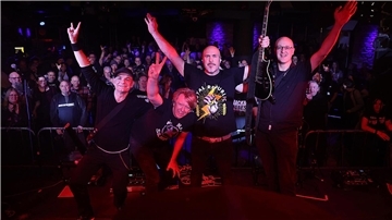 Freuen sich auf ihr Jubiläumskonzert in Bremervörde: die Musiker von Rauschflut. „Uns war es wichtig, nachdem wir in der ersten Hälfte des Jahres quer durch die Republik getourt sind, das Konzert zum 10-Jährigen definitiv dort zu spielen, wo wir verwuzelt sind. Das Alt Bremervörde ist dafür der perfekte Ort.“