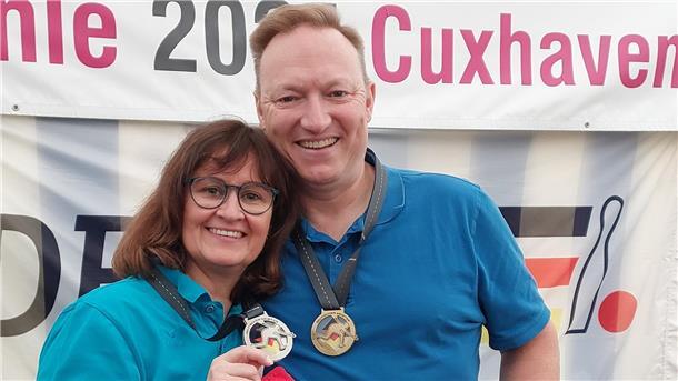 Freuen sich auf ihren Einsatz in der Nationalmannschaft auf heimischen Bahnen: Claudia Lippka und Jens Kohlenberg vom Keglerverein Bremerhaven.