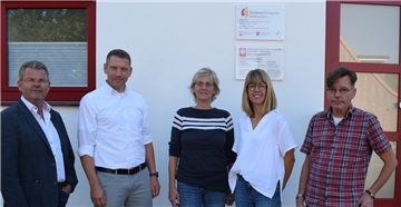 Freuen sich, dass der Seniorenstützpunkt und der Pflegestützpunkt jetzt jeweils ein neues Büro eröffnen konnten (von links) Volker Blohm (Landkreis) mit Ralf Bunten, Christine Sassen-Schreiber, Anna-Theresa Max und Ludger Abeln (alle Caritas).