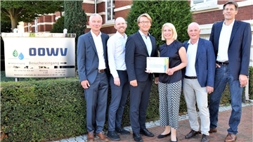 Freuen sich, dass es mit dem Kooperationsprojekt jetzt losgehen kann (von links): Marcus Mende (Wasserverband Wesermünde), Dr. Kolja Hesse, Karsten Specht (beide OOWV), Nicola Illing (Metropolregion), Jürgen Vetter (SWB) und Wolfgang Heeger (Wasser- und Abwasserverband Osterholz). Foto: Kühnemuth